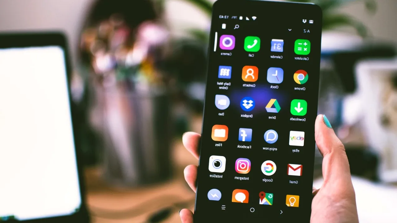 Elde tutulan ekranı açık bir akıllı telefon