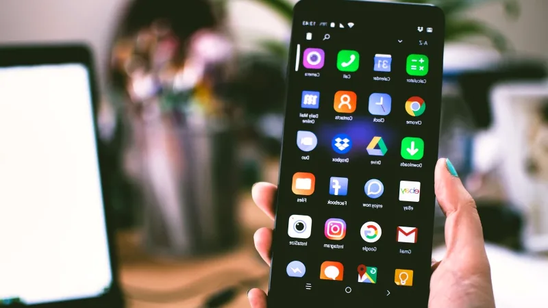 Elde tutulan ekranı açık bir akıllı telefon